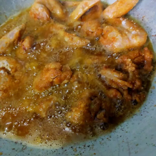 Goreng ayam dengan minyak panas hingga matang. Setelah matang angkat dan tiriskan.