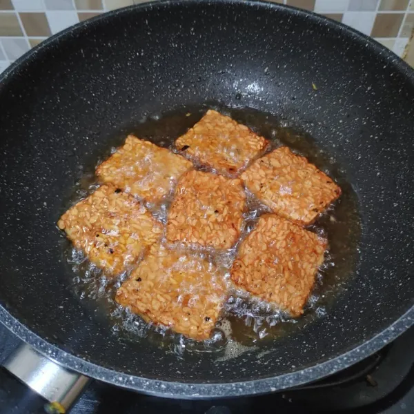 Kemudian goreng tempe hingga kecoklatan dan matang. Angkat dan tiriskan.