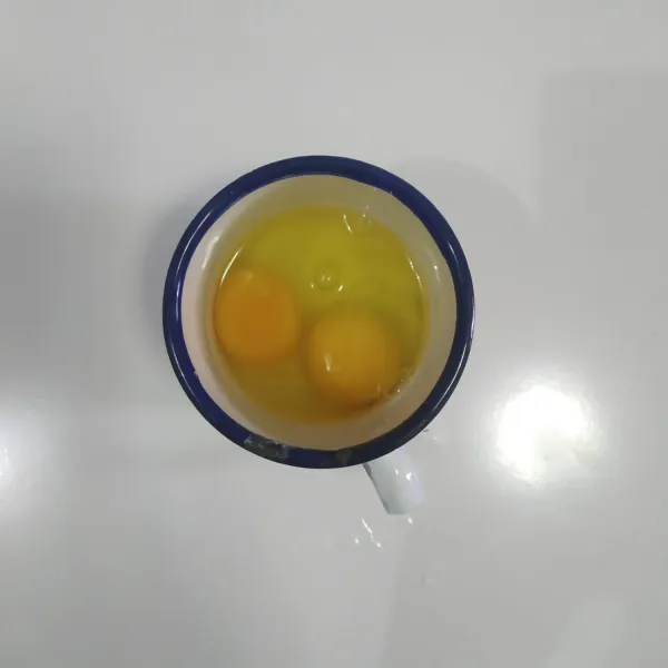 Pecahkan telur ayam.