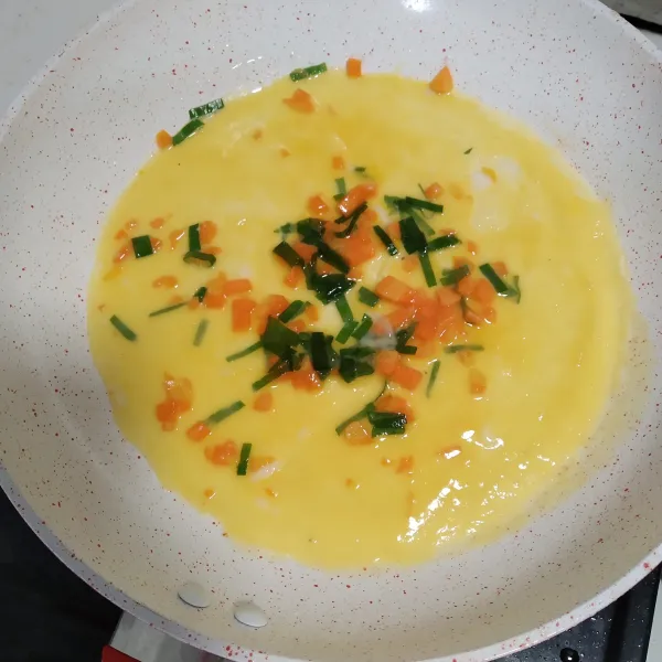 Panaskan teflon kemudian olesi dengan sedikit margarin, tuang ⅓ bagian adonannya.