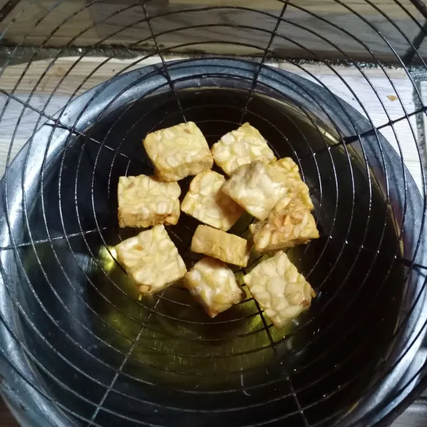 Goreng tempe setengah matang. Angkat dan tiriskan.