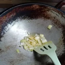 Panaskan minyak, tumis bawang bombai sampai harum dan layu.