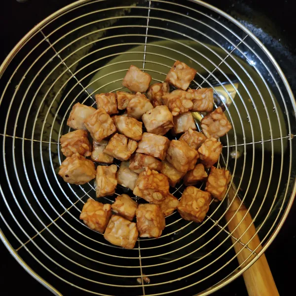 Potong-potong tempe, goreng hingga matang.