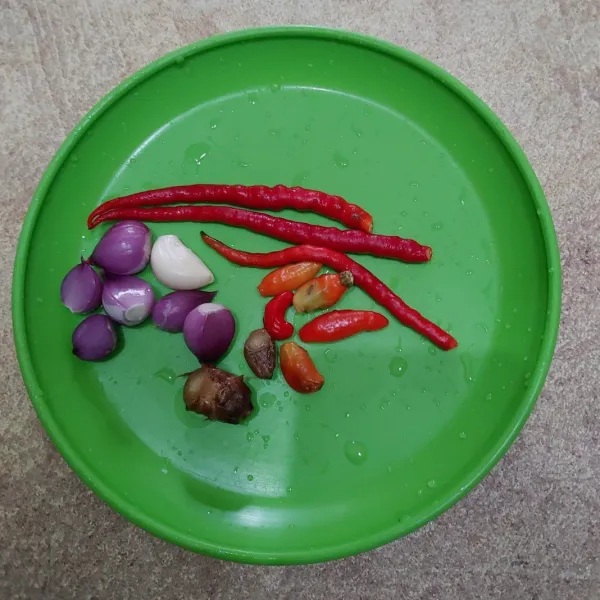 Siapkan bahan untuk sambel, goreng sebentar cabe merah keriting, cabe rawit, bawang merah dan bawang putih.