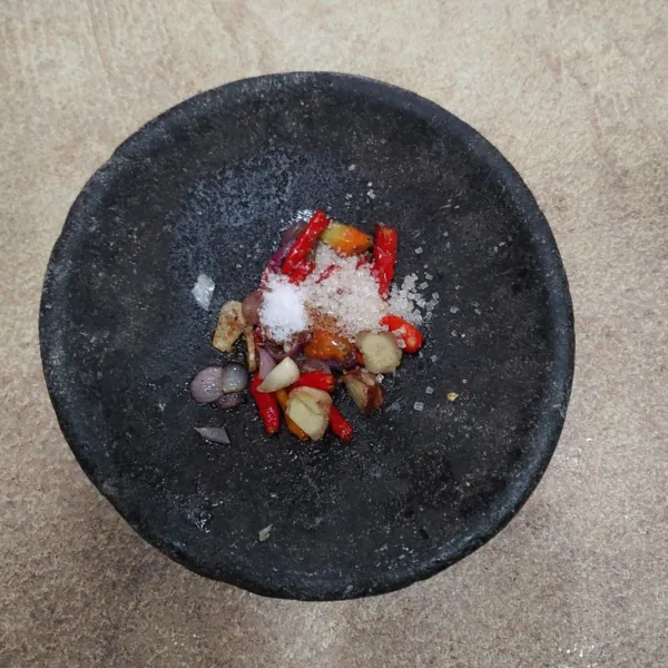 Setelah bahan sambel di goreng pindahkan kedalam coet. Tambahkan kencur dan bumbui dengan garam dan gula pasir, ulek hingga halus.