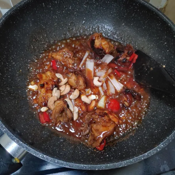 Terakhir sesaat mau dimatikan, masukan kacang mede dan batang daun bawang. Aduk sebentar lalu angkat dan siap disajikan.