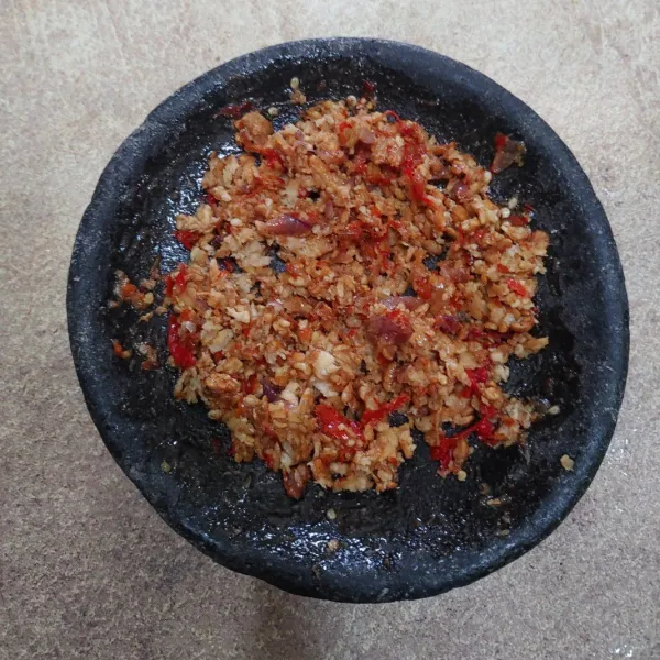 Masukan tempe yang sudah di goreng, haluskan bersama sambel dan aduk hingga merata. Sajikan.