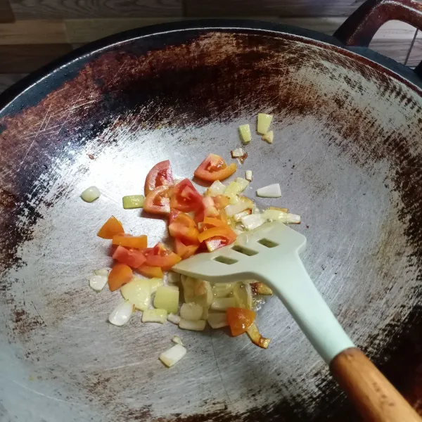 Masukkan tomat, masak sampai layu.