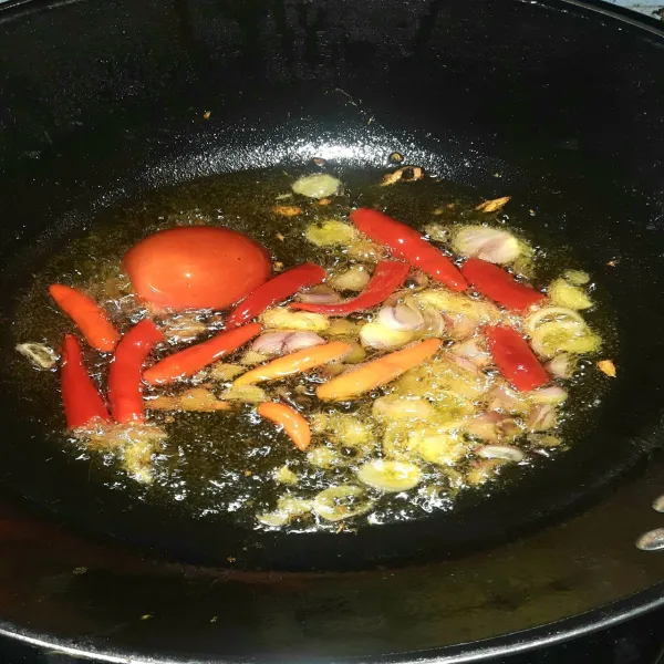 Potong potong bahan sambal ( tomat, cabai rawit, cabai merah, bawang merah, kencur) lalu goreng