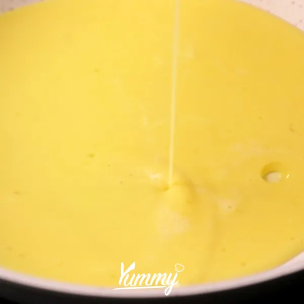 Siapkan pan anti lengket, panaskan dan beri sedikit minyak. Goreng ½ adonan telur hingga matang pada kedua sisi.