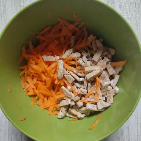 Masukkan tempe dan wortel kedalam mangkuk.