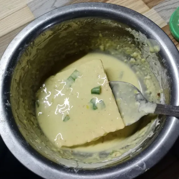 Celupkan tempe kedalam adonan tepung.