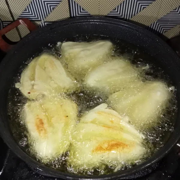 Kemudian goreng hingga matang dan keemasan, angkat dan siap disajikan.