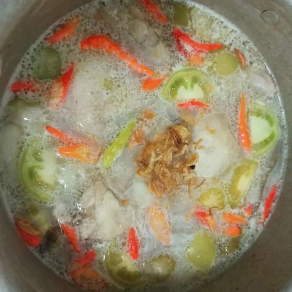 Terakhir masukkan cabe, belimbing wuluh, tomat dan bawang goreng.