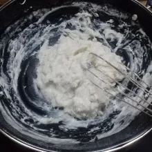 Nyalakan api. Masak sambil terus diaduk sampai mengental menjadi adonan seperti bubur sumsum. Gunakan whisker dan aduk kuat agar adonan halus dan tidak bergerindil. Matikan api.
