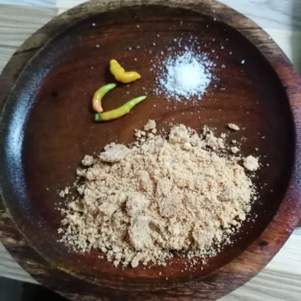 Ulek hasil blenderan kacang bersama cabe rawit dan garam.