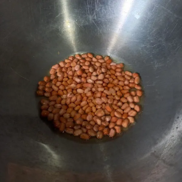 Goreng kacang tanah.