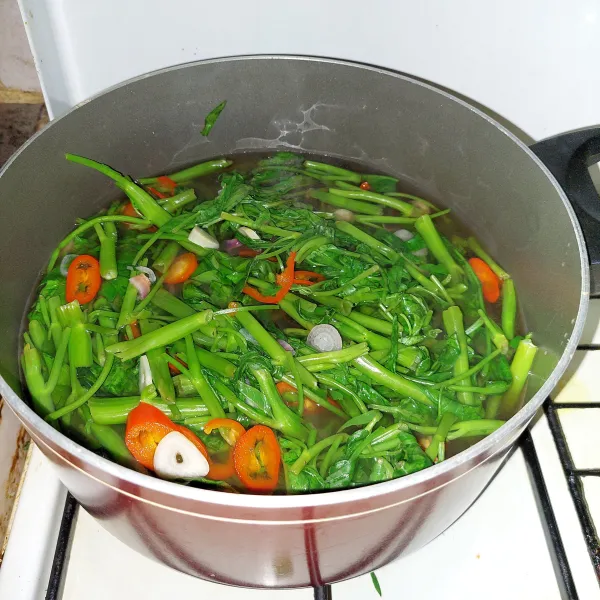 Masak hingga kangkung agak lunak. Segera matikan api dan sajikan.