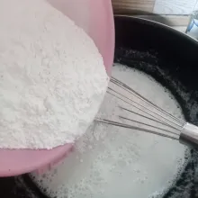 Masukkan campuran tepung beras dan tapioka kedalam santan yang sudah dingin.