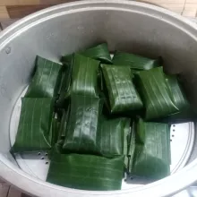 Susun adonan nagasari yang sudah dibungkus kedalam kukusan.