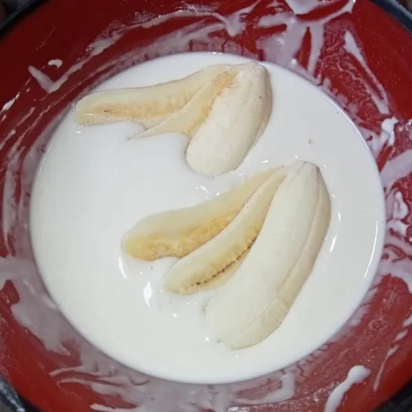 Celupkan pisang ke dalam adonan hingga merata.