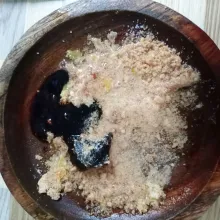 Masukkan kecap manis, petis dan air hangat.