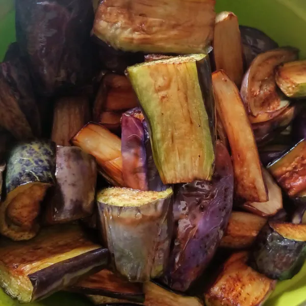 Goreng terong sampai matang, sisihkan.