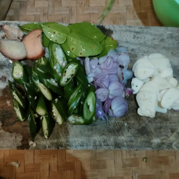 Siapkan bahan bumbu. Rajang cabe hijau besar, bawang merah, bawang putih.