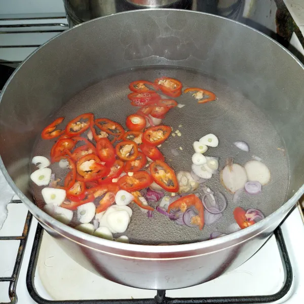 Rebus air hingga mendidih, lalu masukkan bawang merah, bawang putih, lengkuas dan cabe merah.