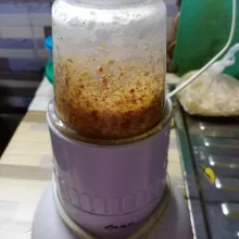 Blender kacang tanah goreng dan bawang putih goreng.