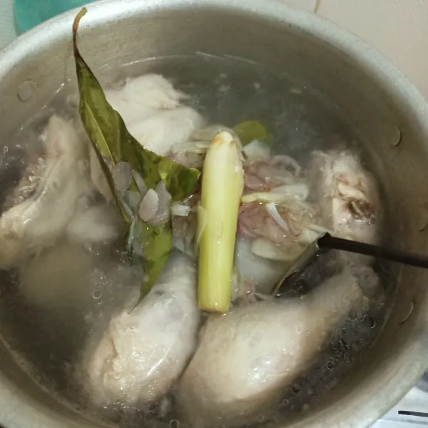 Masukkan bumbu tumisan ke dalam rebusan air ayam. Masak hingga mendidih.