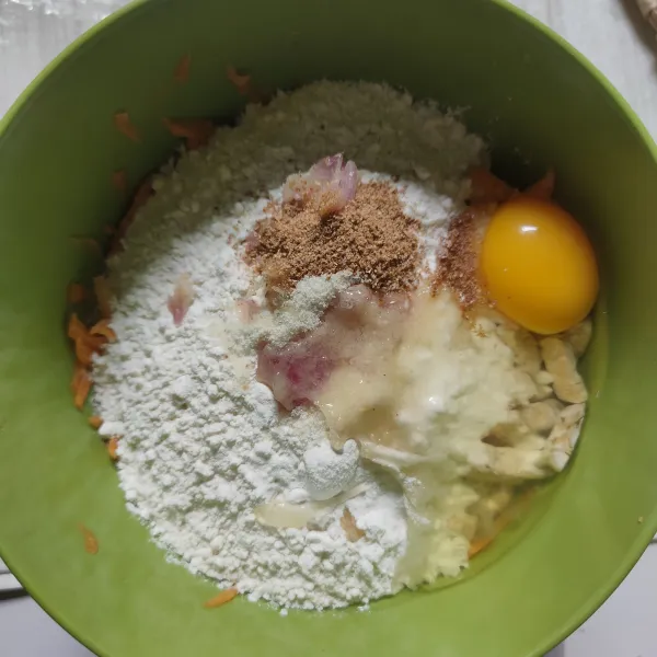 Masukkan tepung terigu, telur, bumbu halus (bawang merah dan bawang putih), ketumbar bubuk dan kaldu bubuk.