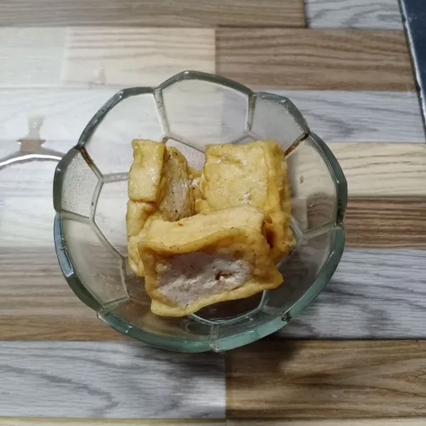 Goreng tahu setengah matang. Angkat dan tiriskan.