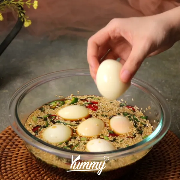 Masukkan telur rebus ke dalamnya, kemudian tutup wadah dan biarkan semalaman.