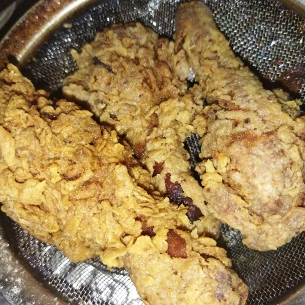 Goreng daging ayam hingga matang dan kecoklatan, angkat lalu sajikan.