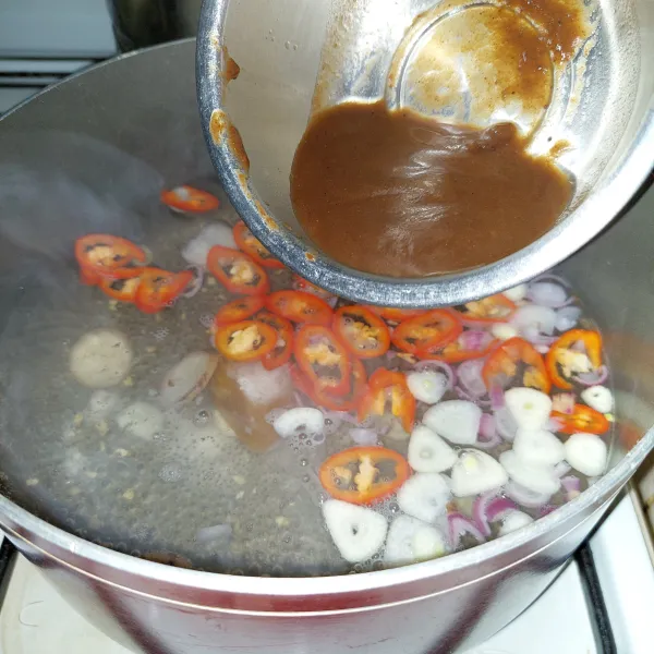 Setelah kuah mendidih, masukkan garam, gula dan asam jawa, koreksi rasa.