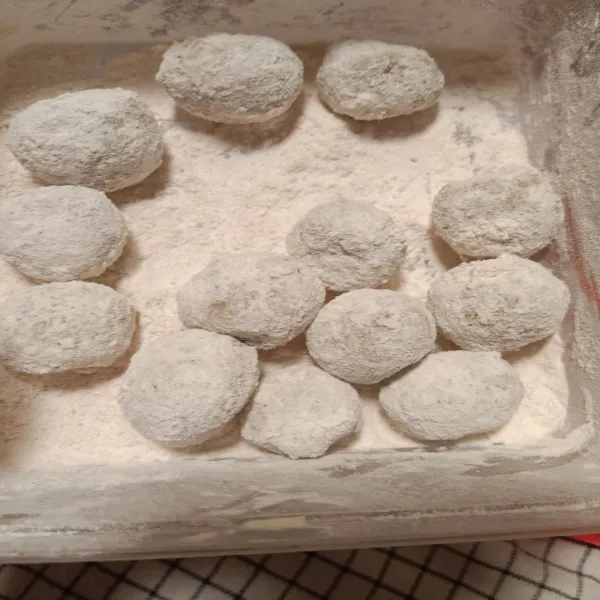 Siapkan tepung tapioka kering lalu masukkan bakso yang telah ditiriskan ke dalam tepung kering  dan balur hingga rata. 
Sebelum digoreng belah menjadi 4 bagian, goreng hingga kecokelatan dan matang.