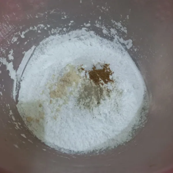Dalam wadah campur tepung tapioka, garam, merica bubuk, kaldu jamur dan ketumbar bubuk, aduk rata.