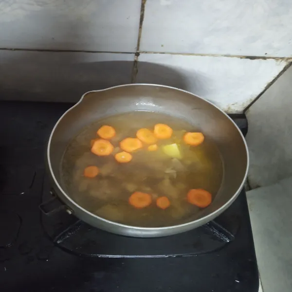 Tuang 400 ml air. Masukkan wortel dan kentang. Masak hingga empuk.
