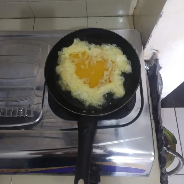 Masak telur sampai matang.