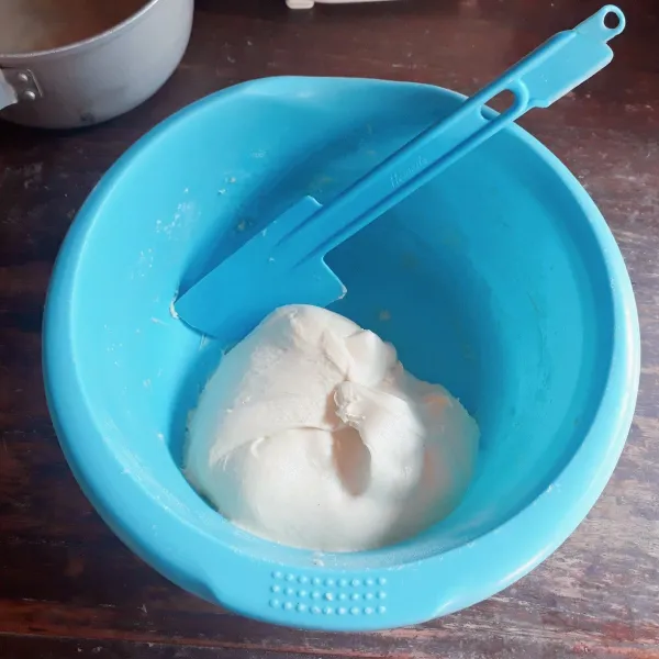Tambahkan margarin dan garam, uleni dengan mixer spiral hingga kalis (15 menit). Bulatkan adonan dan tutup. Diamkan selama 45 menit hingga mengembang.