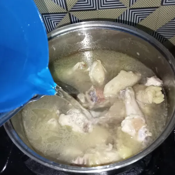 Tuang air dan masak hingga ayam empuk.