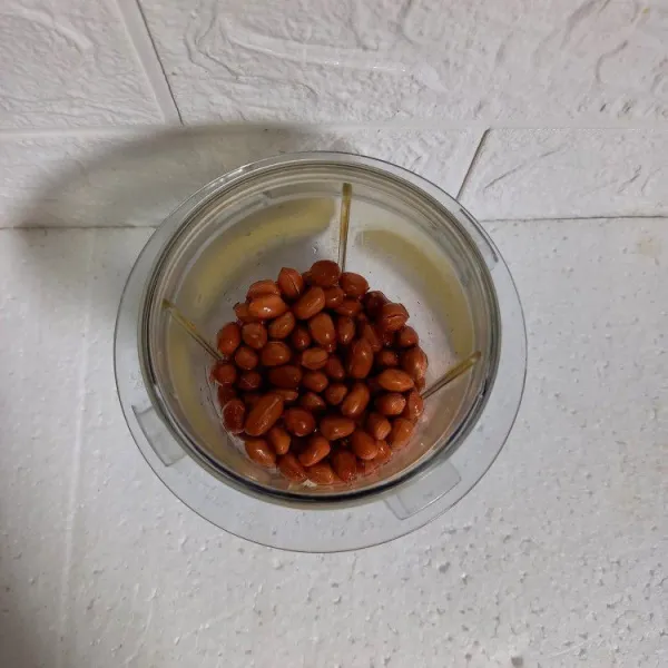 Masukkan kacang tanah goreng ke dalam blender.