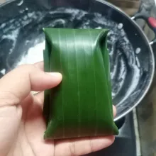 Kemudian bungkus dan lipat seperti amplop. Lakukan sampai adonan habis.