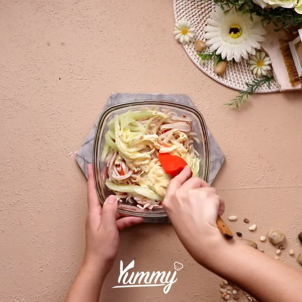 Campurkan timun ke dalam mangkuk crabstick, tambahkan mayonnaise lalu aduk rata hingga semua tercampur.