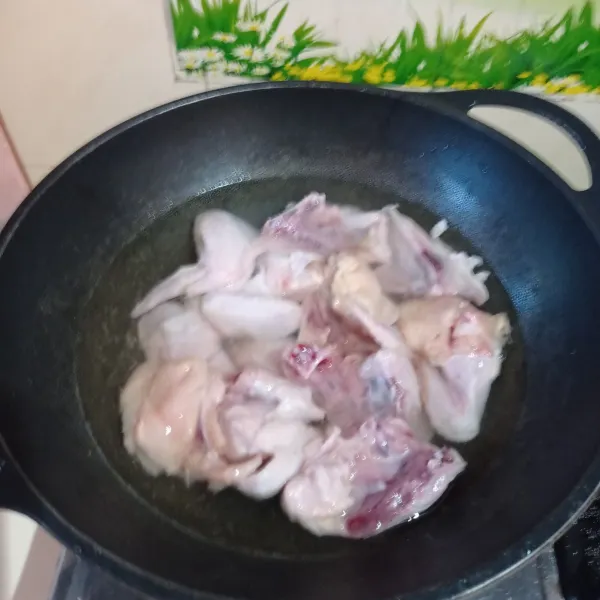 Didihkan kaldu ayam dalam teflon lalu tambahkan ayam dan jahe yang telah di geprek