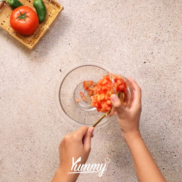 Campurkan tomat, bawang bombai, dan jalapeno ke dalam wadah. Tambahkan  daun ketumbar, bawang putih cincang, garam, dan gula. Lalu tambahkan potongan daun ketumbar dan air jeruk nipus kemudian aduk hingga merata dan sisihkan.