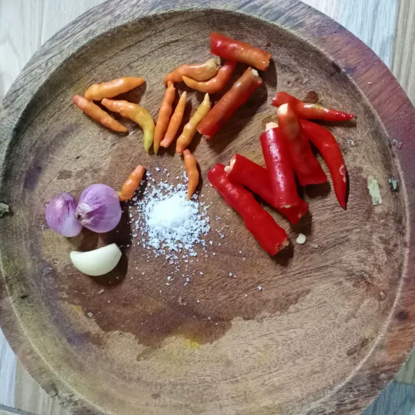 Ulek cabe rawit, cabe merah keriting, bawang merah, bawang putih dan garam.