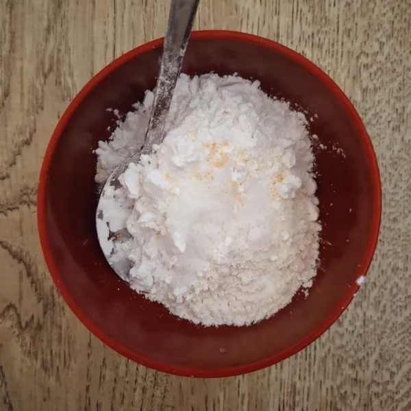 Campurkan tepung terigu, tapioka, garam, bawang putih bubuk dan kaldu bubuk.