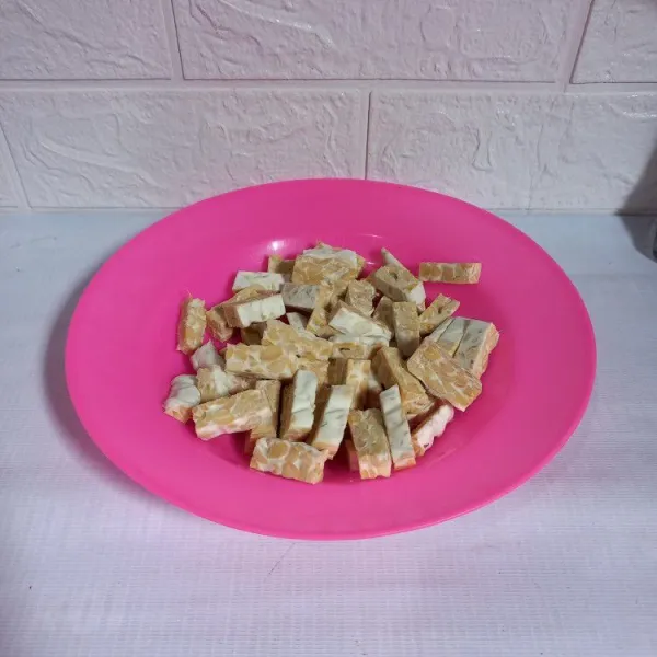 Potong-potong tempe.